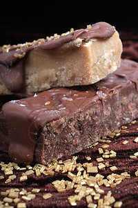 巧克力和芒果 或棕色背景的焦糖软糖图片