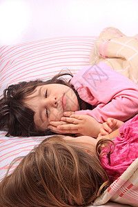 小女孩醒来了毯子枕头孩子们孩子时间睡眠午睡女性就寝年轻人图片