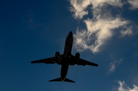 一架飞机的休全天空空气喷射运输剪影航班日落航空旅游太阳图片