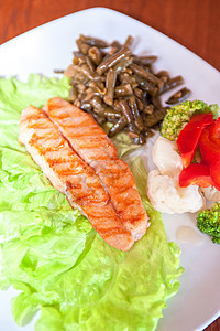 马哈马牛排叶子炙烤胡椒营养沙拉午餐海鲜奢华餐厅鱼片图片