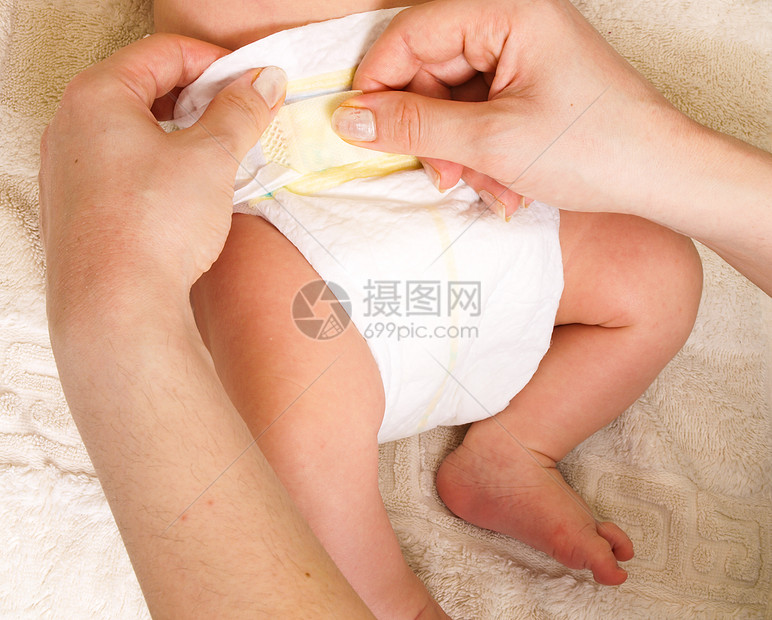 尿布变化婴儿关爱白色苗圃父母母亲桌子家庭母性孩子图片