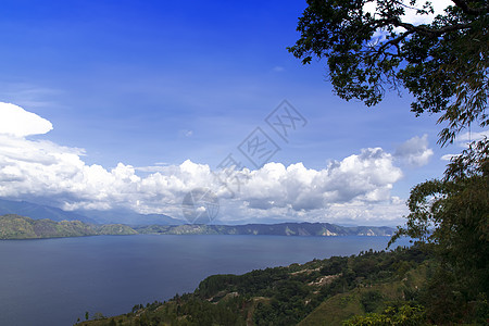 托巴湖景区绿色异国房子热带火山风景天空蓝色鸟羽村庄图片