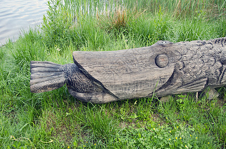 公园木制鱼雕塑图片