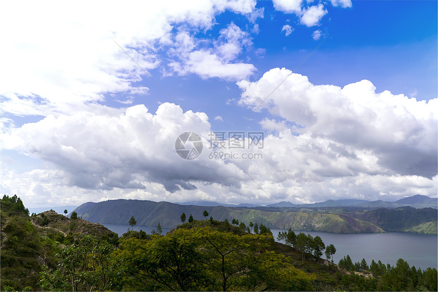 萨莫西尔视野异国鸟羽情调热带火山风景天空绿色房子村庄图片