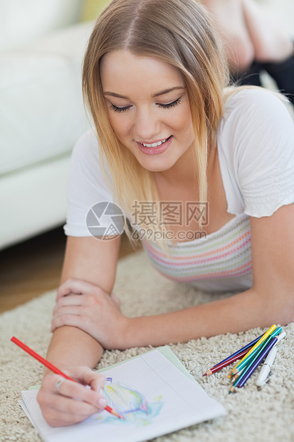 快乐的女人躺在地板上画纸上的草图图片