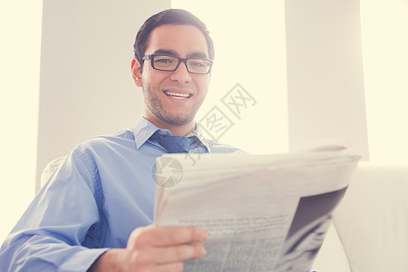 快乐的男人看着相机 拿着报纸看相机衬衫高清图片素材