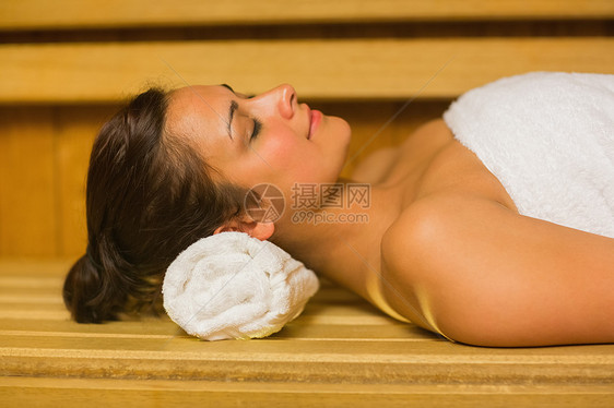 宁静的棕发在桑浴中放松棕色温泉奢华女士混血桑拿眼睛水疗头发呵护图片