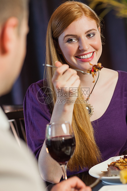 美女在晚饭时笑着对丈夫笑感情微笑女士男性团结主菜餐厅红发女性酒精图片