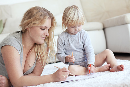 家人在家家庭孩子父母帮助童年房子地面婴儿教育铅笔图片
