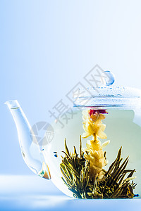 清茶壶中的茶花花朵工作室情调酿造蓝色异国玻璃叶子仪式茶壶图片