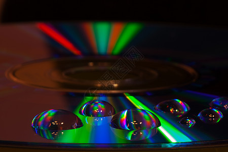 CDDVD光盘上的多彩水滴彩虹记录音响插图技术音乐液体光学磁盘棱镜图片