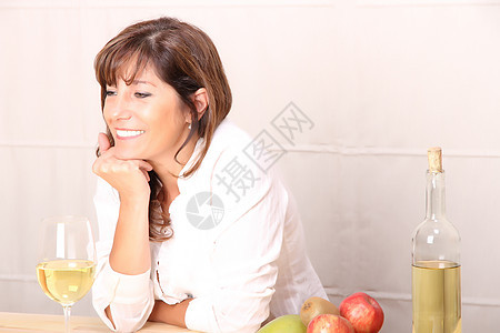 白葡萄酒女人餐厅夫妻女士干杯女性庆典饮料酒杯桌子成人图片