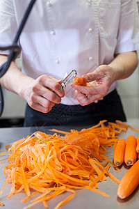 大厨穿制服 准备新鲜胡萝卜警棍厨师橙子男人蔬菜食谱萝卜美食打扫餐厅烹饪图片