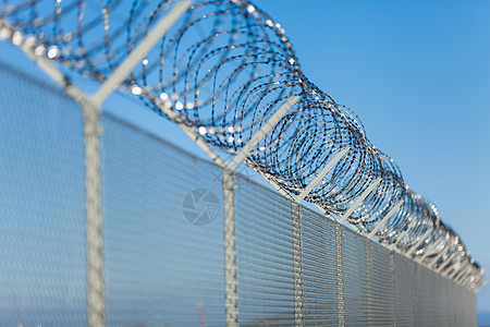 栅栏顶部的铁丝网对角线冒险障碍外壳隐私金属线圈蓝色镀锌监狱图片