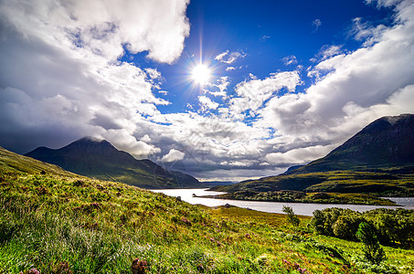 苏格兰因地波罗利湖和山丘的景象民众蓝色湖泊高地晴天荒野悬崖太阳沼泽地首脑图片
