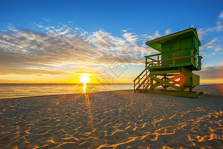 著名的迈阿密南海滩日出红色天空地平线海岸线救生塔黄色热带海滩橙子场景图片