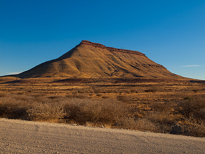 石块公路和桌山场地岩石旅行沙漠石头风景荒野晴天孤独寂寞图片