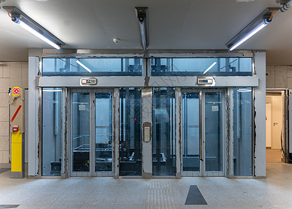 现代建筑 配有电梯运输飞机场窗户中心金属楼梯自动扶梯全景大厅办公室图片