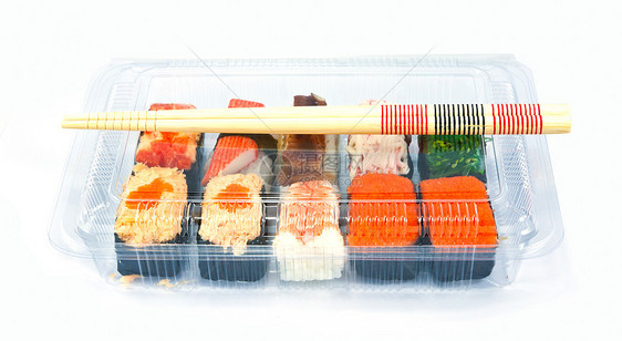 塑料盒中传统日本食物寿司红色海鲜熏制情调异国饮食鱼子午餐服务海藻图片