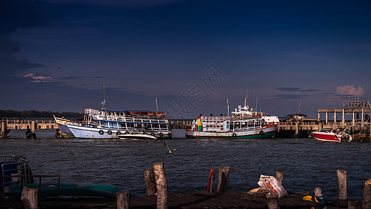 在泰国湾的渔船图片