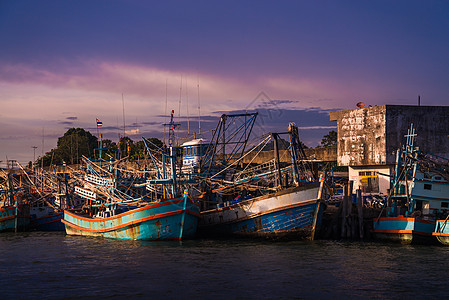在泰国湾的渔船 晚间图片