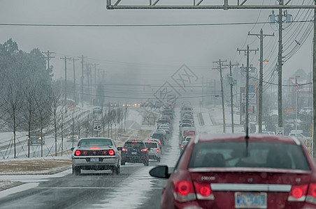 冬季暴风雨过后 雪覆盖了道路和树木薄片风暴城市图片