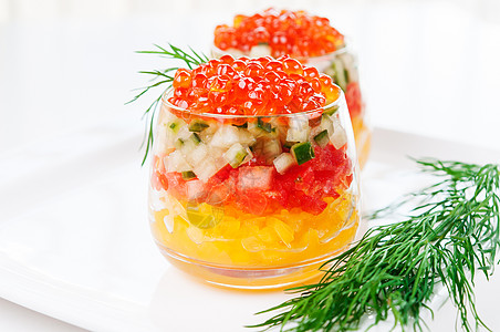 红鱼子酱美食盘子白色宏观红色沙拉绿色橙子图片
