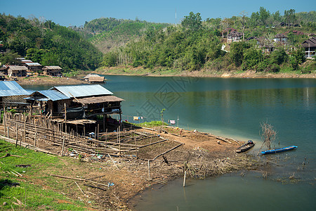 泰国的浮动城镇蓝色远足木头森林小路旅游地标人行道岩石建筑学图片