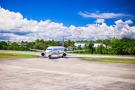 大飞机降落在奇岛的小型机场上 离奇岛很近旅行停车场飞机航班乘客蓝色梯子货物客机游客图片