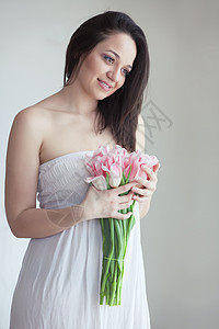 有郁金香的女人花朵尺码冒充女孩女性花束粉色青年背景图片