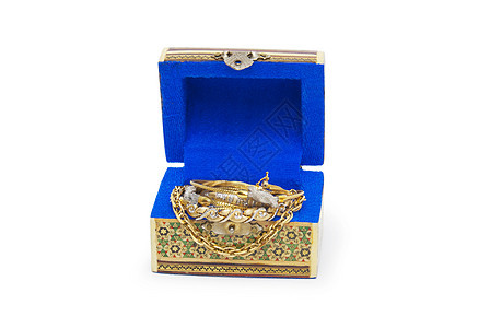 带项链的首饰盒 在白色背景上孤立挂坠盒吊坠珠子耳环魅力钻石金子礼物宏观石头图片