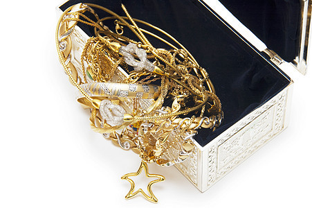 带项链的首饰盒 在白色背景上孤立胸部礼物宝石宝藏手镯珠宝珍珠古董财富冒险图片