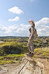 在加拿大艾伯塔省恶地的隐居者青少年地质学沉积女性地形风景荒地远足者边缘假期图片