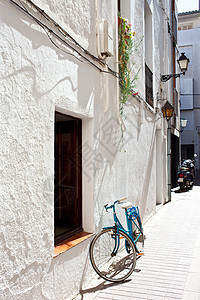 白墙上的蓝色自行车图片