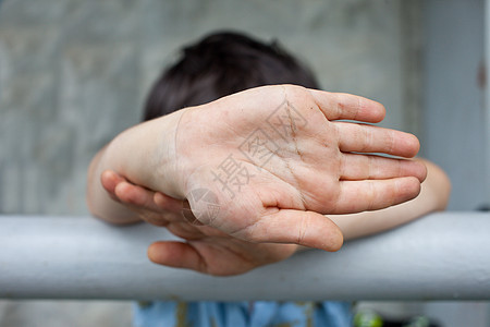 一个小男孩的手背景图片
