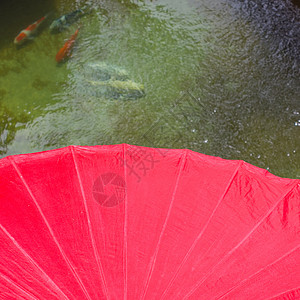 水上红色雨伞图片