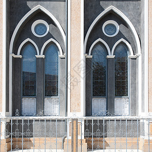 教堂中两个窗口图片