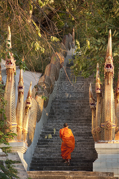 泰国清迈(清迈)的赤脚佛教僧侣图片