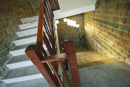 城堡里古老的楼梯古董栅栏建筑蓝色圆圈金属曲线艺术入口房子图片