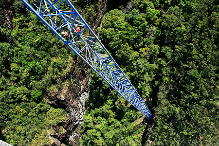 支持极 天空桥 兰卡维岛的工人攀登支助杆海峡地标海景热带天桥风景海岸行人电缆全景图片