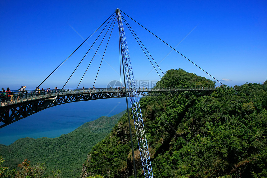 马来西亚兰卡维岛兰卡维天桥行人全景海景海洋天线电缆爬坡海岸热带山脉图片