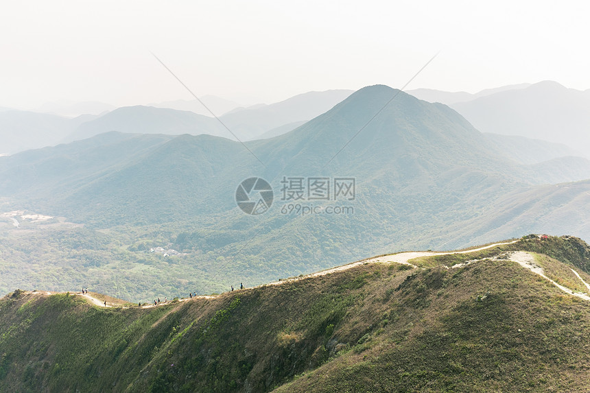 福吉感觉一群人走在山下远足者天空公园国家岩石远足风景团体薄雾海洋图片