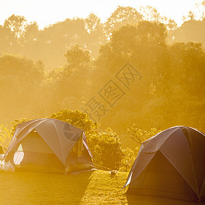 山区清晨扎营帐篷图片