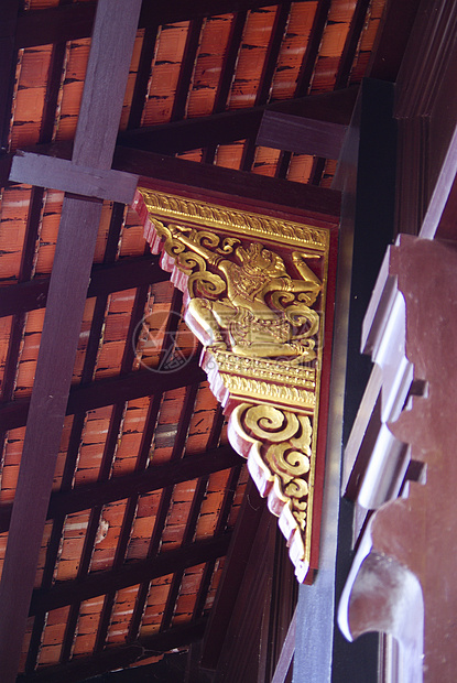 清迈寺窗和屋顶上的泰国传统美术艺术建筑宗教装饰雕刻风格装饰品寺庙佛教徒墙纸工艺图片