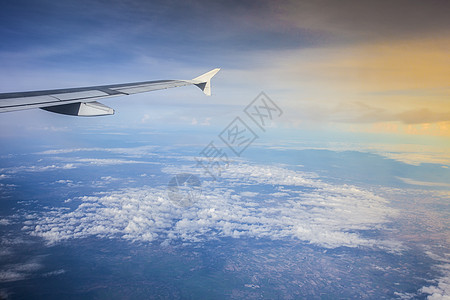 从云顶上的飞机上查看飞机场航空公司旅游商业运输天空飞行引擎航班框架图片