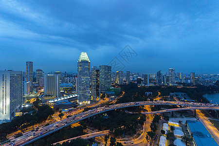 晚上黄昏的天空中新加坡城市空间旅行建筑城市码头办公室全景商业市中心摩天大楼反射图片