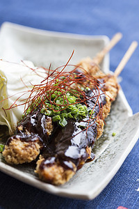 鸡炸薯条桌子油炸叶子蔬菜食物宏观午餐小吃鸡腿美食图片