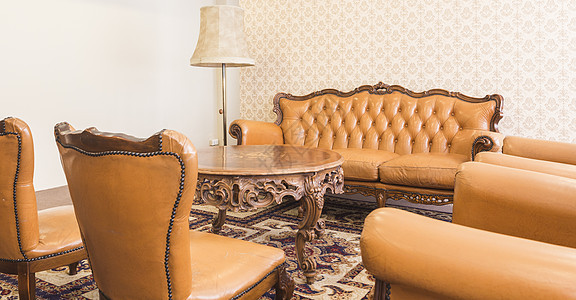在房间里的旧旧回椅衣服酒店家具风格墙纸装潢奢华古董椅子沙发图片