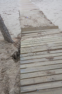 暴风雨后撞坏的木板路风暴海洋海岸营地天气损害侵蚀流动气候激流图片