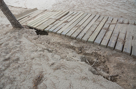 暴风雨后撞坏的木板路损害风暴海洋营地场景岛屿气候海岸侵蚀流动图片